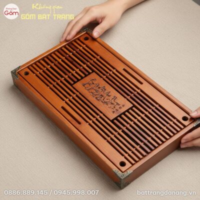 Góc nhìn toàn cảnh một phòng khách rộng rãi, ấm...