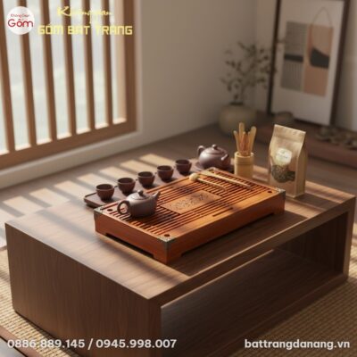 Cận cảnh góc chụp từ trên cao xuống khay trà gỗ...