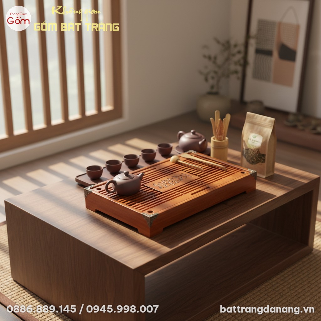 Cận cảnh góc chụp từ trên cao xuống khay trà gỗ...