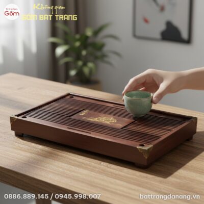 Cận cảnh khay trà gỗ 'Thuận Buồm Xuôi Gió' đặt ...