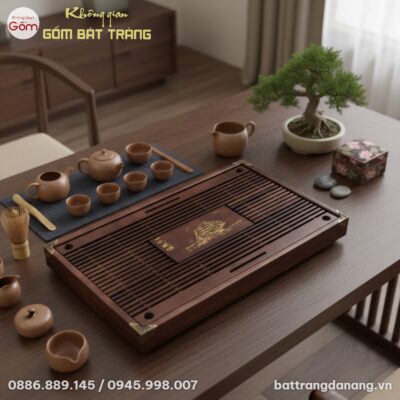 Góc chụp trên cao xuống, cận cảnh khay trà gỗ '...
