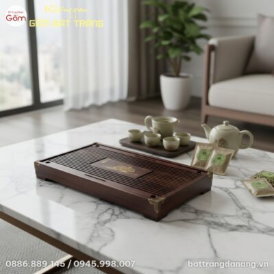góc chụp trên cao xuống cận cảnh Khay trà gỗ 'T...