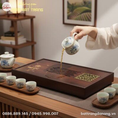 Cận cảnh bàn tay một người đang rót nước trà nó...