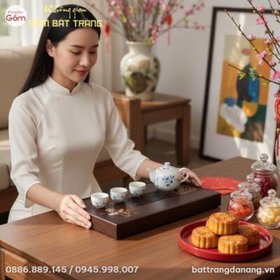 Cận cảnh một người phụ nữ trong trang phục áo d...