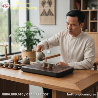 Cận cảnh khay trà gỗ thoát nước họa tiết cổ điể...