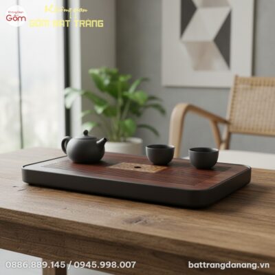 Cận cảnh khay trà gỗ thoát nước họa tiết cổ điể...
