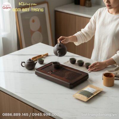 góc chụp trên cao xuống, cận cảnh khay trà gỗ ...