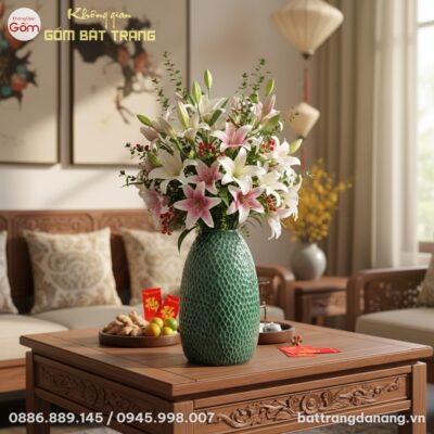 cận cảnh lọ hoa dáng chuông men xanh họa văn vẩ...