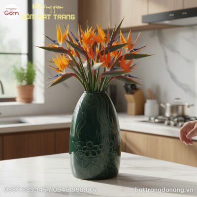 Cận cảnh lọ hoa gốm sứ men xanh dáng chuông cao...