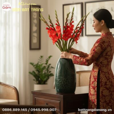 cận cảnh 1 người phụ nữ Việt mặc áo dài gấm đan...