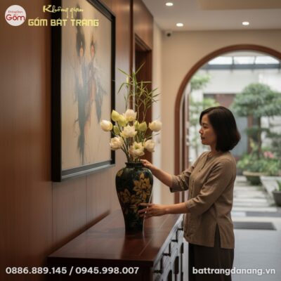 Cận cảnh lọ hoa gốm sứ Bát Tràng men xanh rêu h...