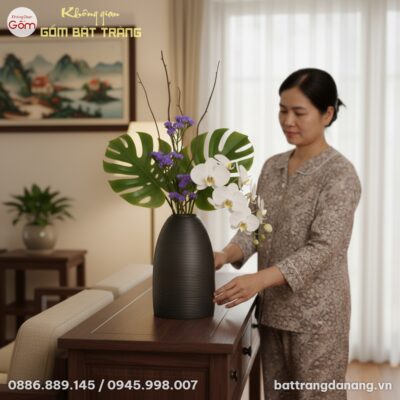 cận cảnh 1 người phụ nữ Việt Nam trang phục ở n...