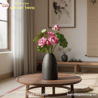 Cận cảnh lọ hoa gốm Bát Tràng đen lì 52cm với v...