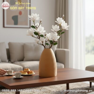 cận cảnh góc chụp chính diện lọ hoa gốm Bát Trà...