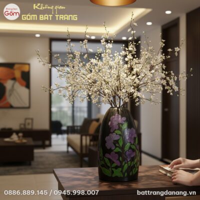 Góc nhìn cận cảnh Lọ hoa gốm Bát Tràng dáng chu...