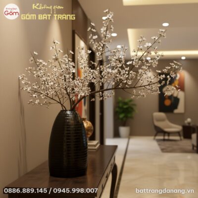 Lọ hoa men đen vân gạch 48cm đặt trên bàn conso...