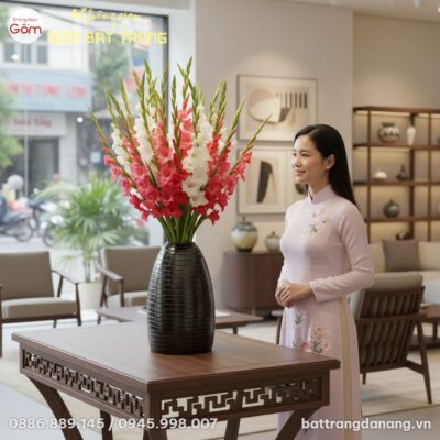 Góc nhìn cận cảnh lọ hoa men đen vân gạch 48cm ...