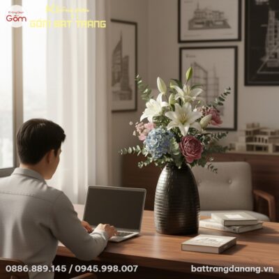 Lọ hoa men đen vân gạch 48cm nổi bật trên bàn l...