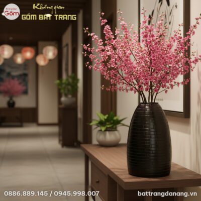 Góc nhìn cận cảnh lọ hoa men đen vân gạch 48cm ...