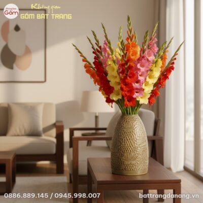 cận cảnh lọ hoa men nâu dáng chuông Bát Tràng c...