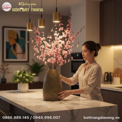 cận cảnh 1 người phụ nữ Việt đang đặt lọ hoa me...