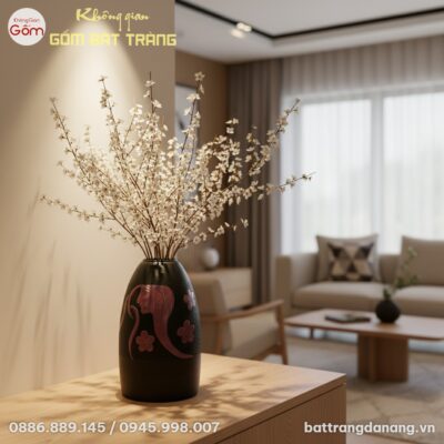 Một lọ hoa Nàng Thơ men đen dáng chuông cao 48c...