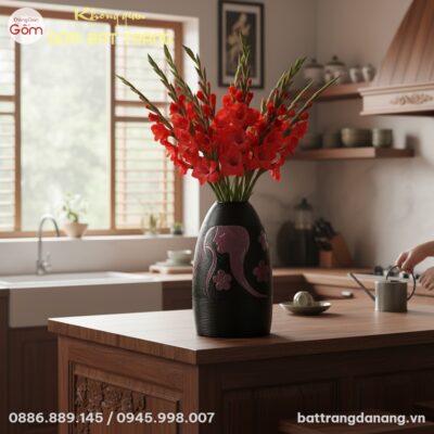 Cận cảnh lọ hoa Nàng Thơ men đen dáng chuông ca...