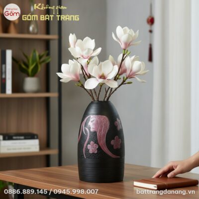 Góc làm việc tinh tế trong một căn hộ studio Vi...