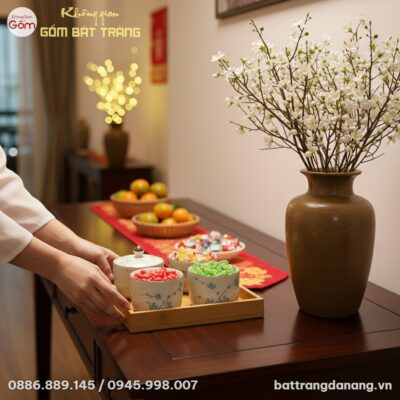 Cận cảnh 1 người phụ nữ Việt đang đặt bộ hũ mứt...