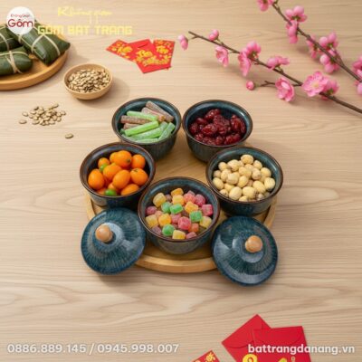 Hai người Việt Nam trong trang phục công sở hiệ...