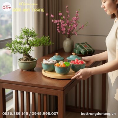 cận cảnh 1 người phụ nữ Việt Nam đang đặt Set 5...