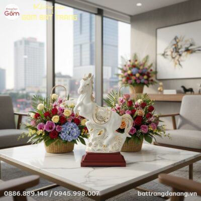 Cận cảnh tượng bạch mã gốm Bát Tràng men trắng ...