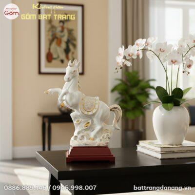 cận cảnh Tượng bạch mã gốm Bát Tràng men trắng ...