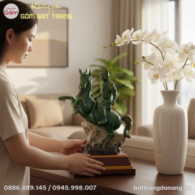 Cận cảnh 1 người phụ nữ Việt Nam đang đặt bứcTư...