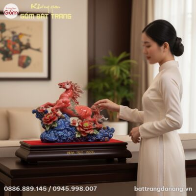 Tượng Ngựa Bính Ngọ 2026 trên bàn console gỗ sẫ...