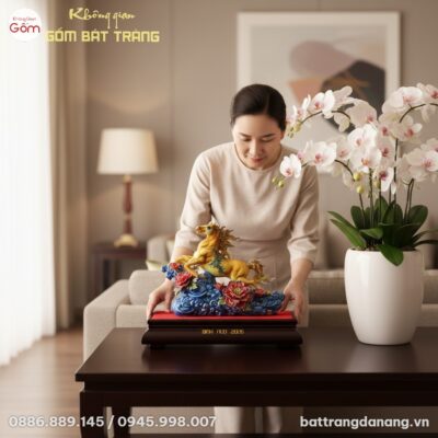 cận cảnh 1 người phụ nữ Việt Nam trang phục ở n...