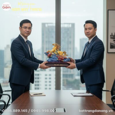 cận cảnh Tượng Mã Đáo Thành Công đang được trao...