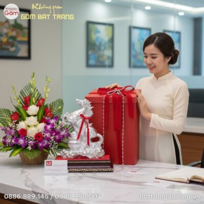 Tượng Ngựa Gốm Dát Bạc BT-TG13 nổi bật trên bàn...