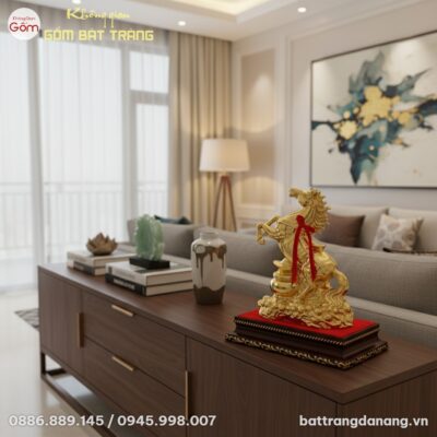 Tượng ngựa dát vàng Mã Đáo Thành Công đặt trên ...