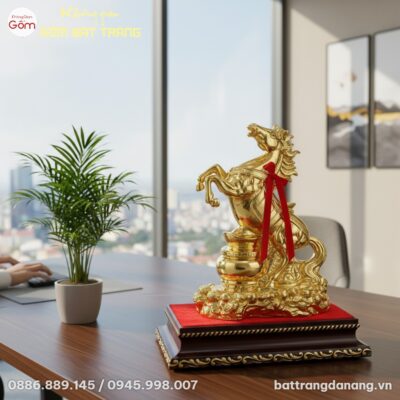 Tượng ngựa dát vàng Mã Đáo Thành Công đặt trên ...