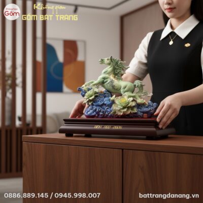 cận cảnh 1 người phụ nữ Việt Nam trang phục ở n...