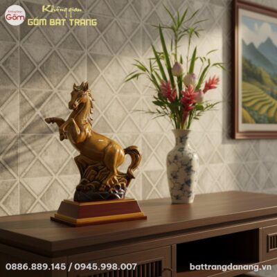 Tượng ngựa men hoàng thổ Bát Tràng trên bàn con...
