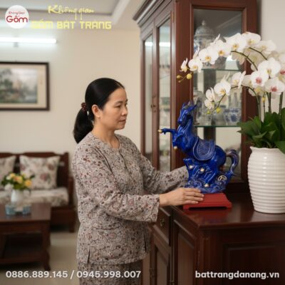 Cận cảnh 1 người phụ nữ Việt Nam trang phục ở n...