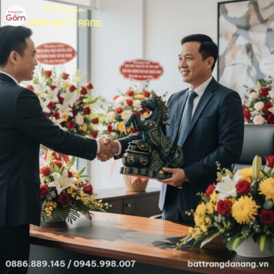 Cảnh một doanh nhân Việt Nam lịch lãm đang nhận...