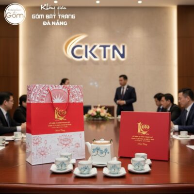 Hộp quà đỏ sang trọng chứa bộ ấm chén sen xanh ...