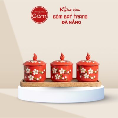 Khay mứt in logo 3 hũ dáng tròn màu đỏ hoạ tiết hoa mai trắng KMQT-04