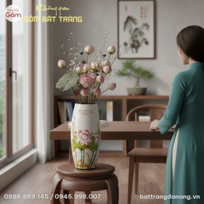 Cận cảnh một lọ hoa gốm sứ Bát Tràng Agribank d...