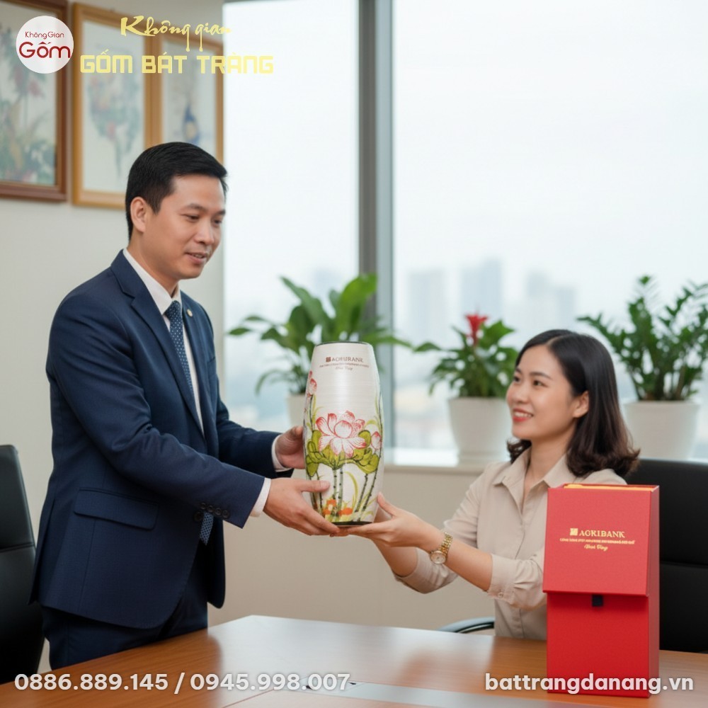 Lọ hoa là món quà tặng nhân viên ý nghĩa