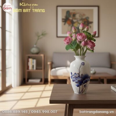 Một lọ hoa gốm sứ Bát Tràng màu trắng với họa t...