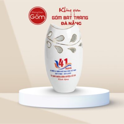 Lọ hoa in logo dáng miệng cá khoét màu trắng vẽ vàng LHQT-03